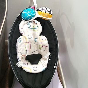 4 Mom Swing black and white with charger bluetooth